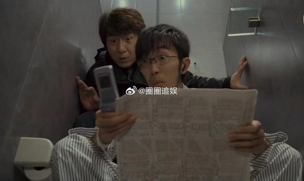 当年，成龙上完厕所没冲水，有个群演看到后好心帮忙冲了。冯小刚知道后，破口大骂说：