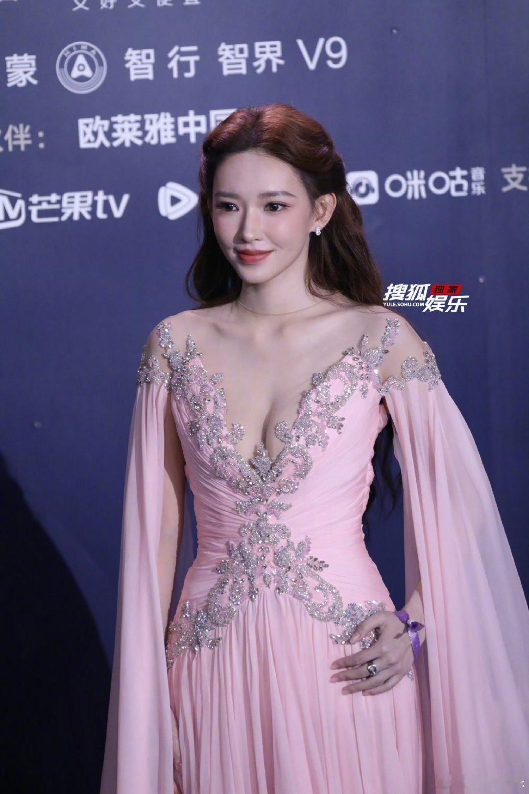 后台落座的程潇好美程潇美得好震撼 程潇今晚的颜值真的太绝了，后台落座的粉色礼服配