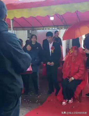 河南一位母亲把23岁的智障女儿嫁了出去，婚礼上女儿穿着红棉袄，笑得露出不整齐的牙