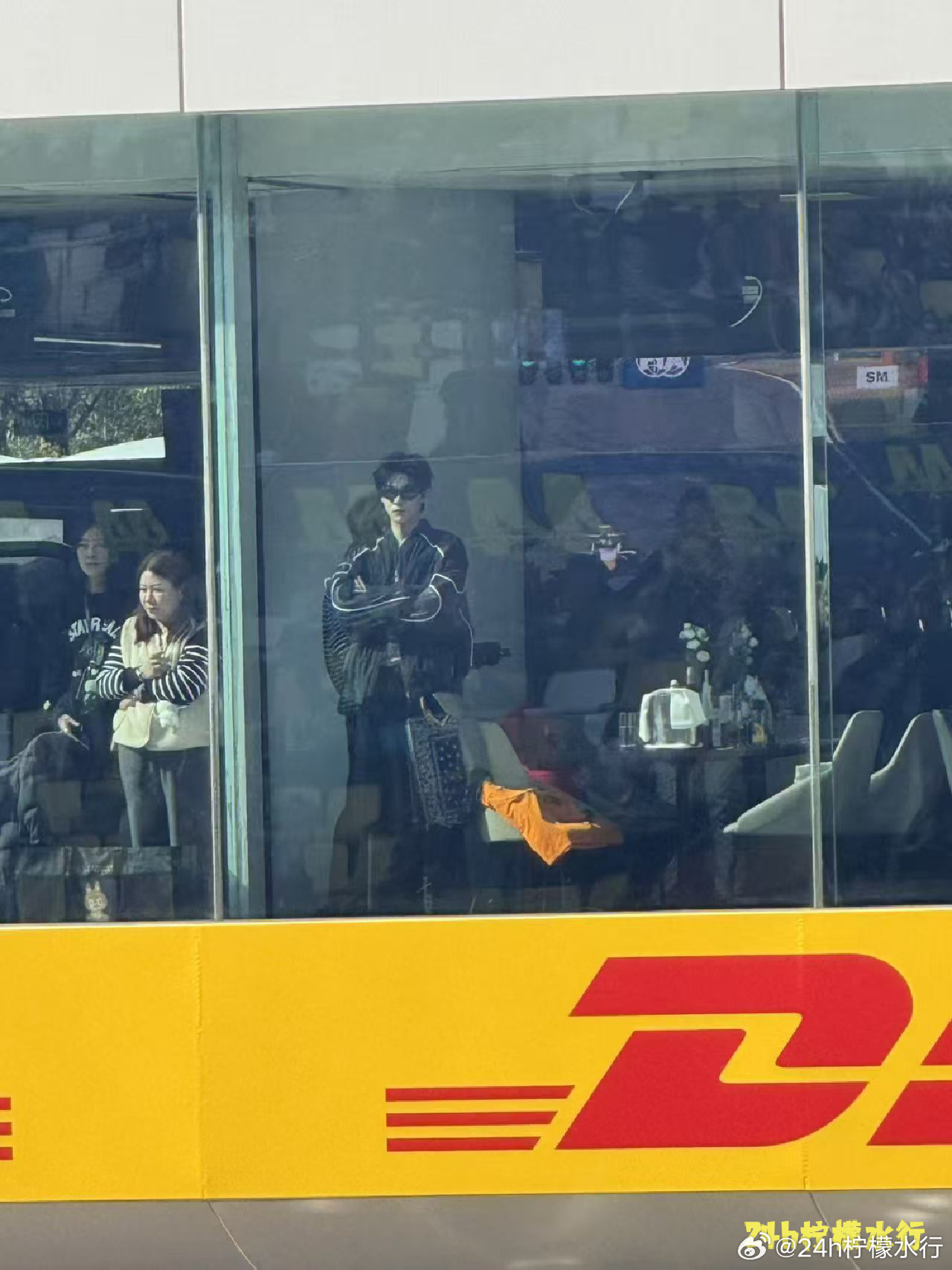 田栩宁收到维斯塔潘亲签啊啊啊啊啊，老公在看我们，拍我们！！！ 