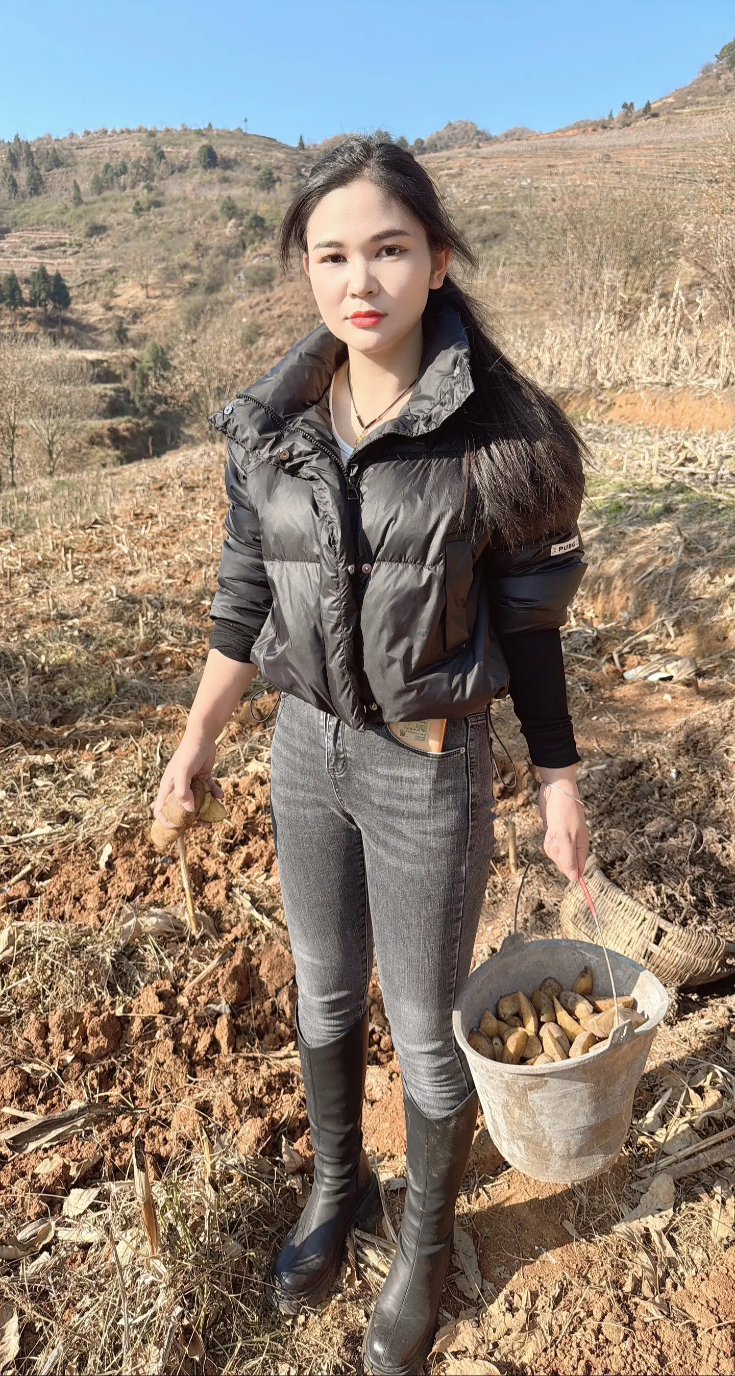 贵州农村女孩 种洋芋的季节