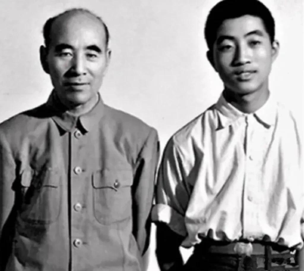 这是1966年，林帅和儿子林立果，一张罕见的合影，从照片中我们可以看到，林立果的
