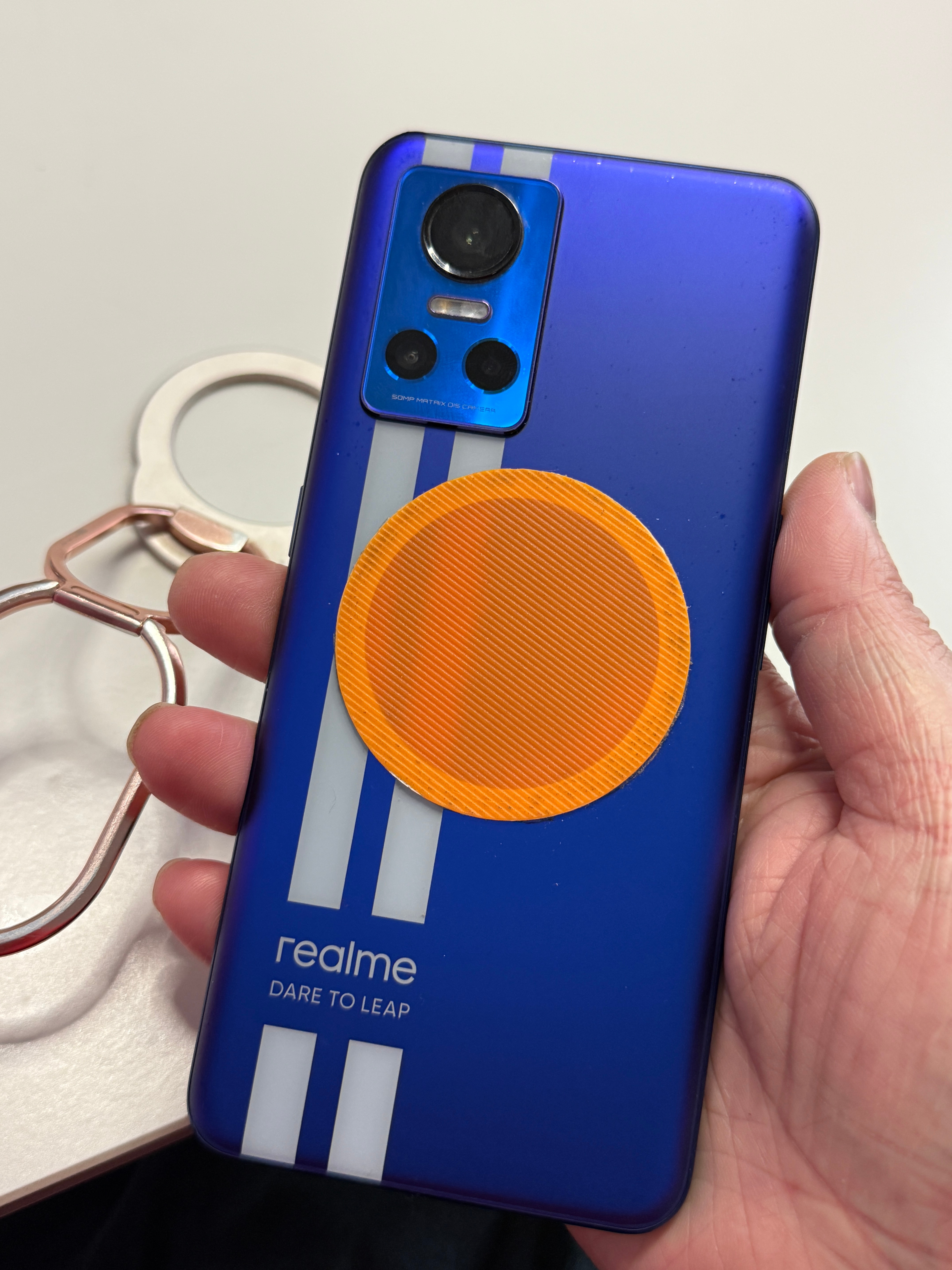 给老爸手机上的壳子给卸下来扔了然后从我用坏的16PM PC 斜隐壳手上面把磁圈给