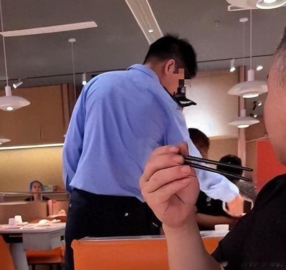 因女友与走失女孩撞脸男子被误抓和女友吃饭竟因对方与走失女孩撞脸被误抓，换谁都会又