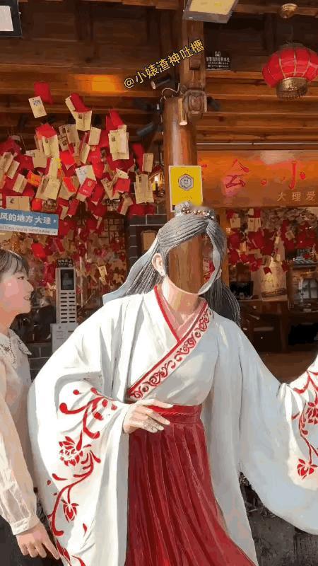 我是不是眼花了？小姐姐把头伸进去的那一刻，真的看呆了，一点违和感都没有！