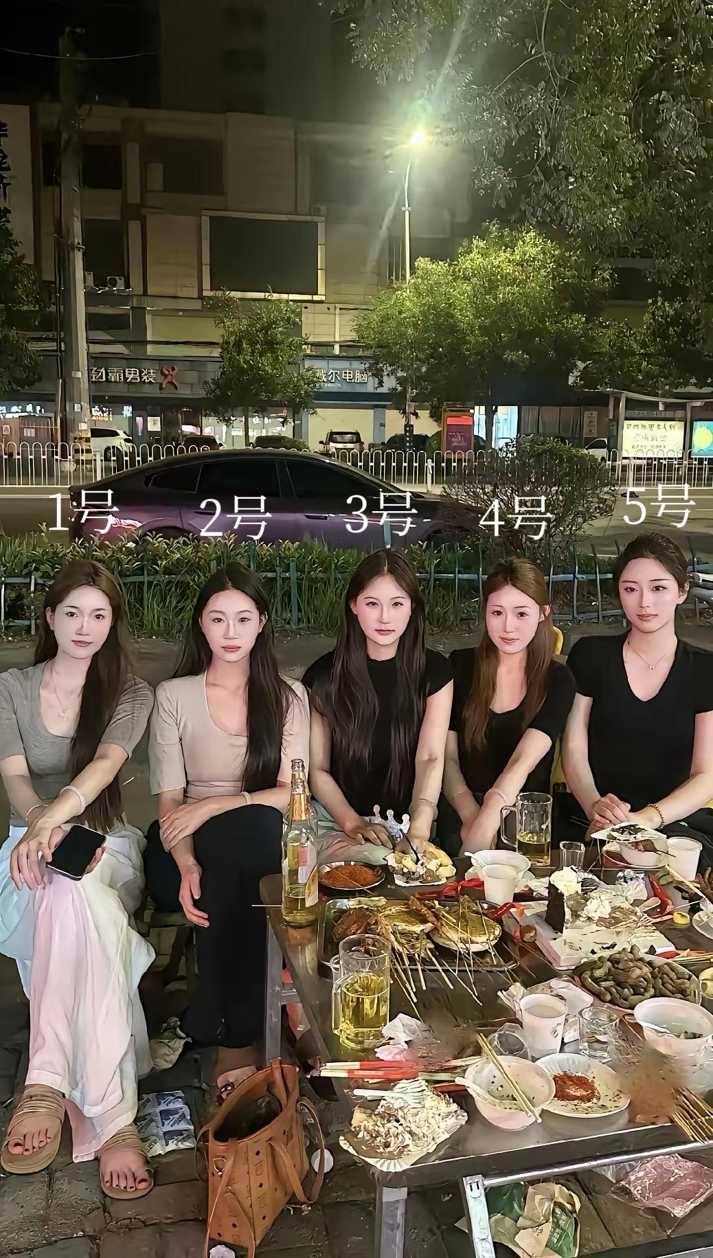 这五位好闺蜜里，有一位是小老板，说她钱多吧，真不多，说她钱少吧，钱挺多，就是个半