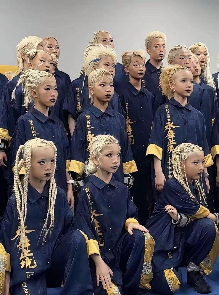 看看吧，好端端的中国少年儿童被打扮成了什么样子！ 