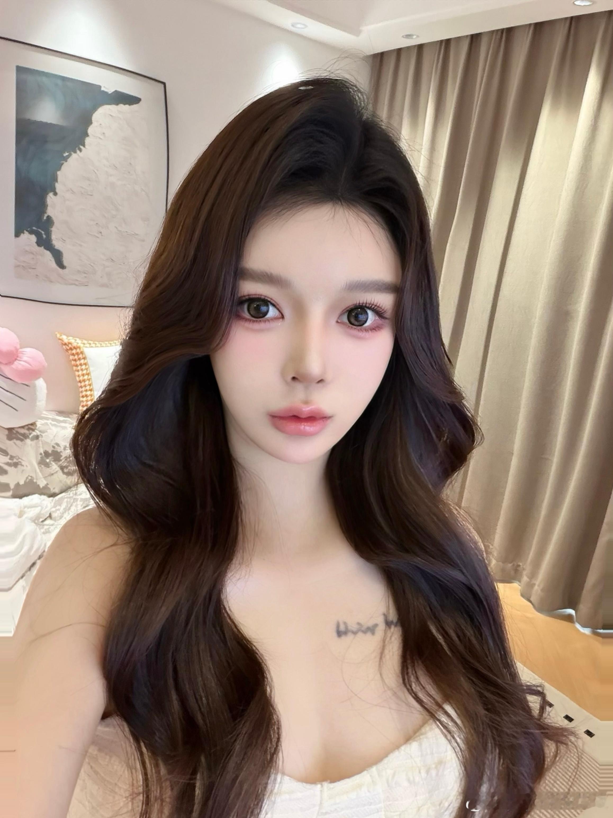 这个世界太假了 我强忍泪水向你诉说的过去 变成了你制裁我的筹码 