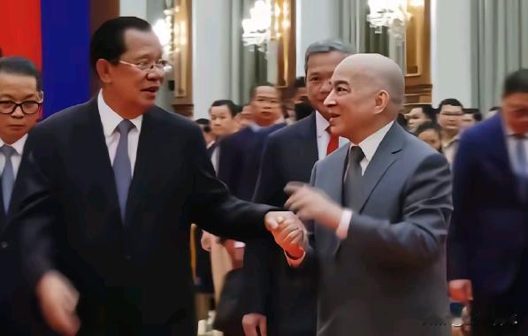 厉害的角色！
从画面上看，真的看不出谁是国家的元首，洪森与国王并肩而行，且国王紧