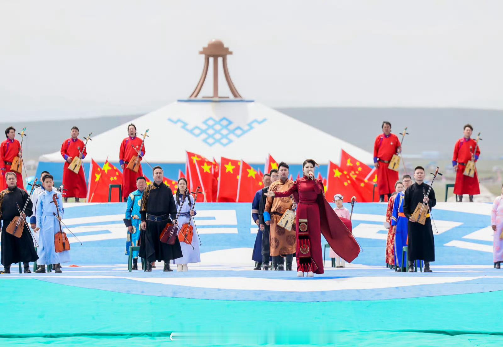 乌兰图雅人气爆棚了乌兰图雅万人合唱一起望北京这次真的“站在草原望北京”了！看着台
