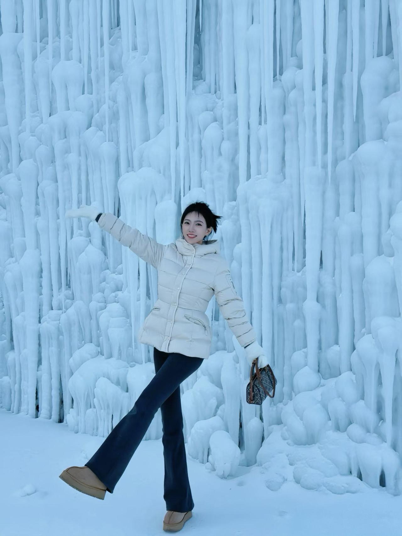 冰凌挂枝头，雪中舞袖扬