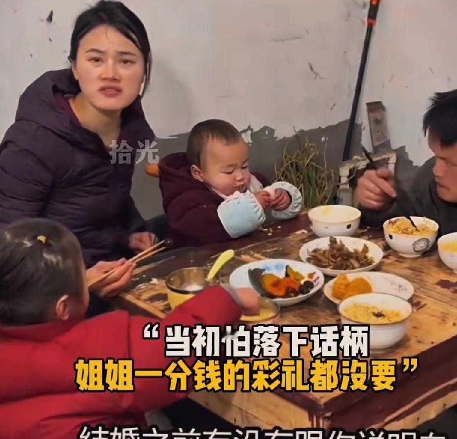 傻弟每天八趟闯厨房，

姐夫直抱怨，

姐姐摔了句狠话就完事.

姐姐家饭桌上又