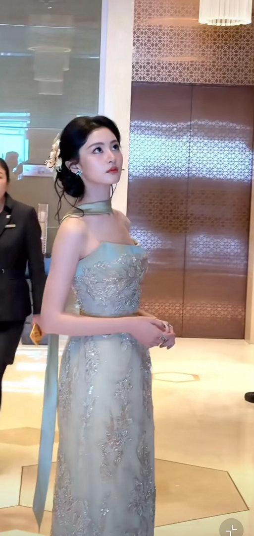 这是生图？滤镜加满的状态，她不能做大表情包，颧骨高 