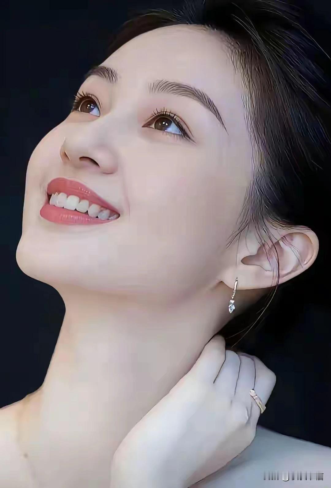 上联：清风满径竹声碎
下联：明月盈窗花影移