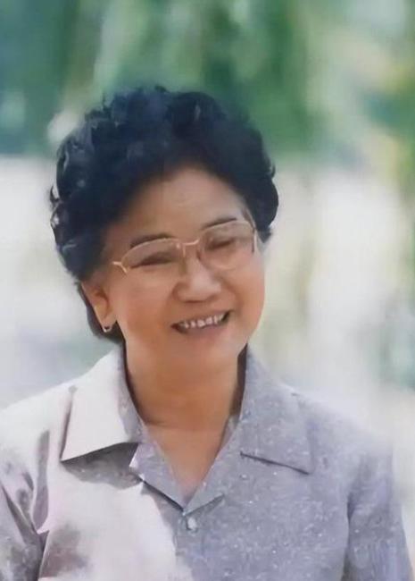 1964年，赵丽蓉的丈夫盛强去世，赵丽蓉才36岁，大姑姐撮合赵丽蓉嫁给小叔子盛弘