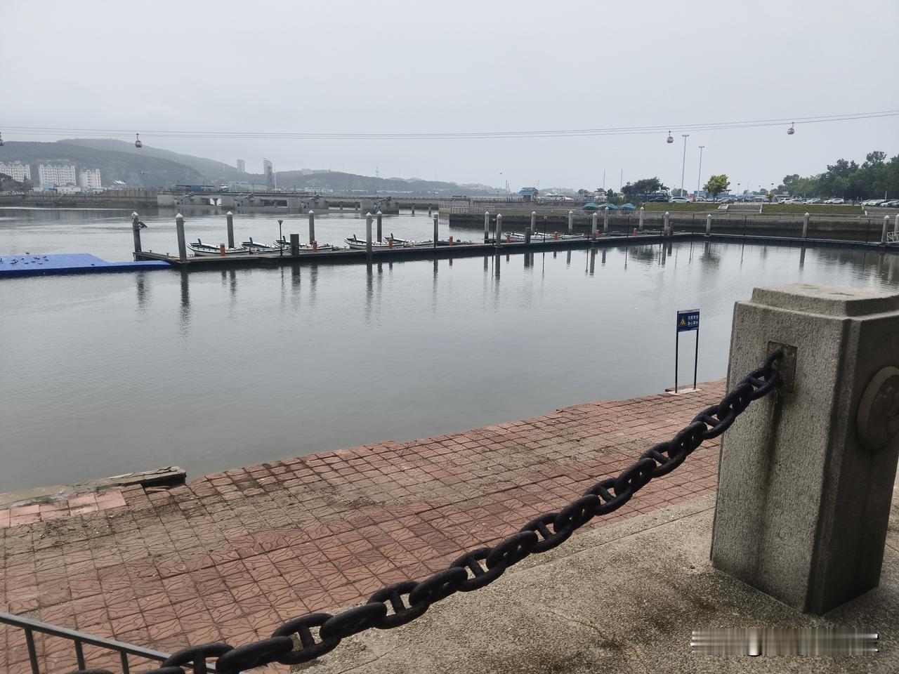 老虎滩海域的104舰被拆解后，此处海域变为了停游艇的地方。不知道原104舰的一些