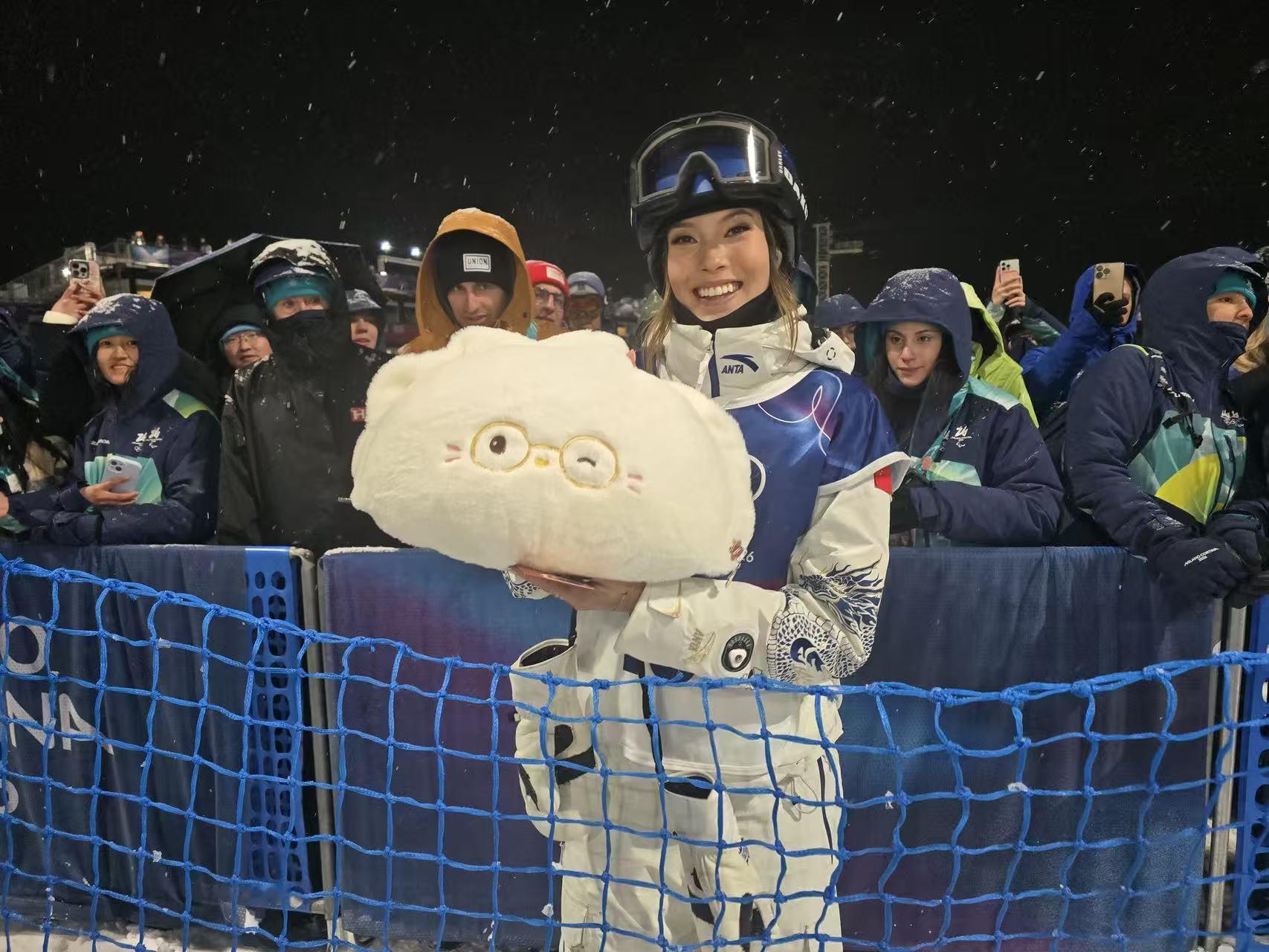 谷爱凌转身就有妈妈在场边 挑战自我，从来都没有终点。谷爱凌在赛场上不断突破自己，