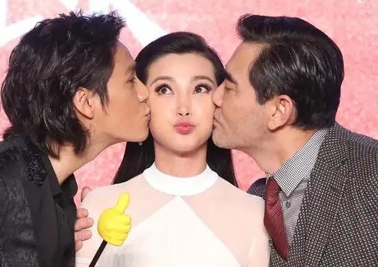 这张合照，我只认出了黛眉如画、长睫如帘、鼓唇努眼的李冰冰与西装笔挺、乌发浓眉的赵