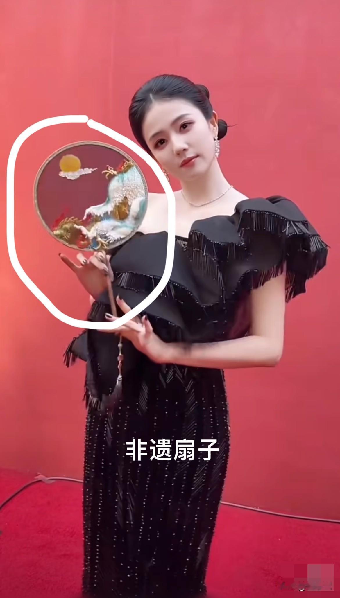 白鹿身挂西式“黑瀑布”，手拿中式团扇，亮相时尚芭莎，网友：不合时宜！

这造型或