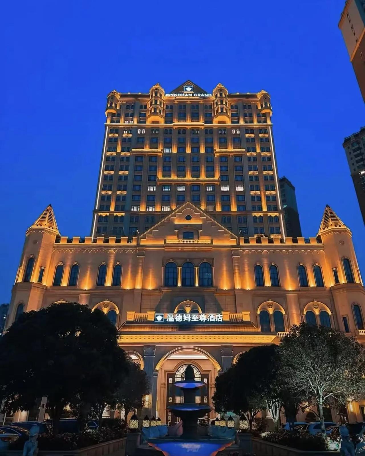 你以为砸几个亿建五星级酒店，是指望一晚两三千的房费回本吗？想多了。
 
6个亿拿