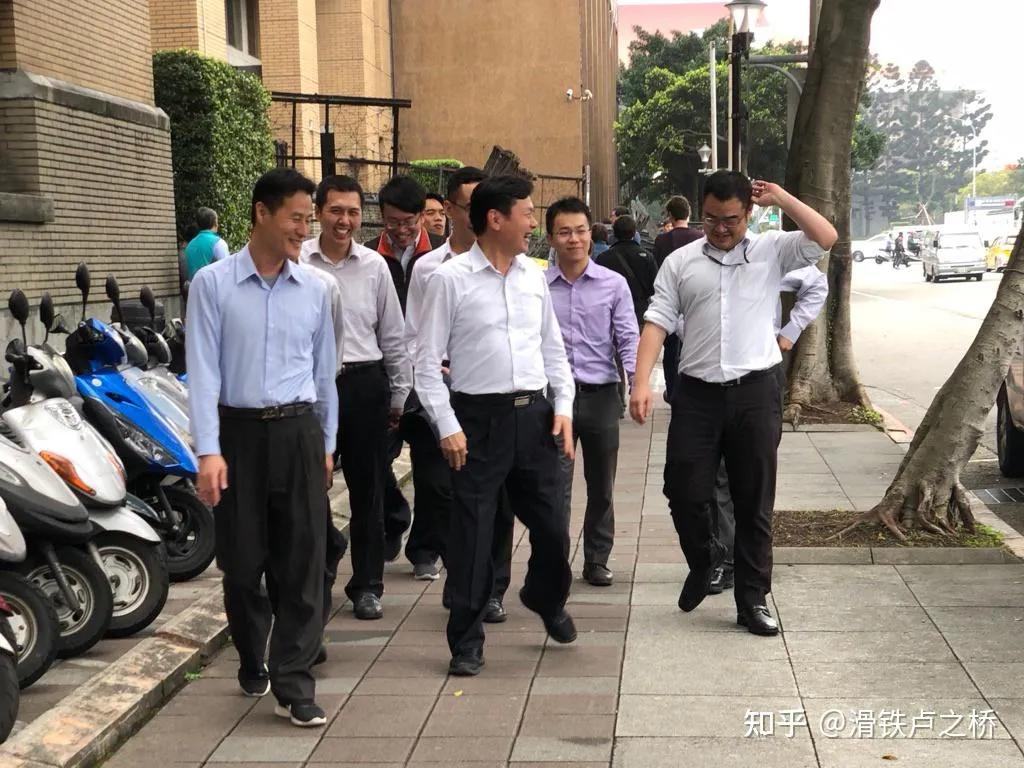 这是台湾伪政府行政院的工作人员，
我不说，你能认出谁是国民党，谁是民进党。
谁是