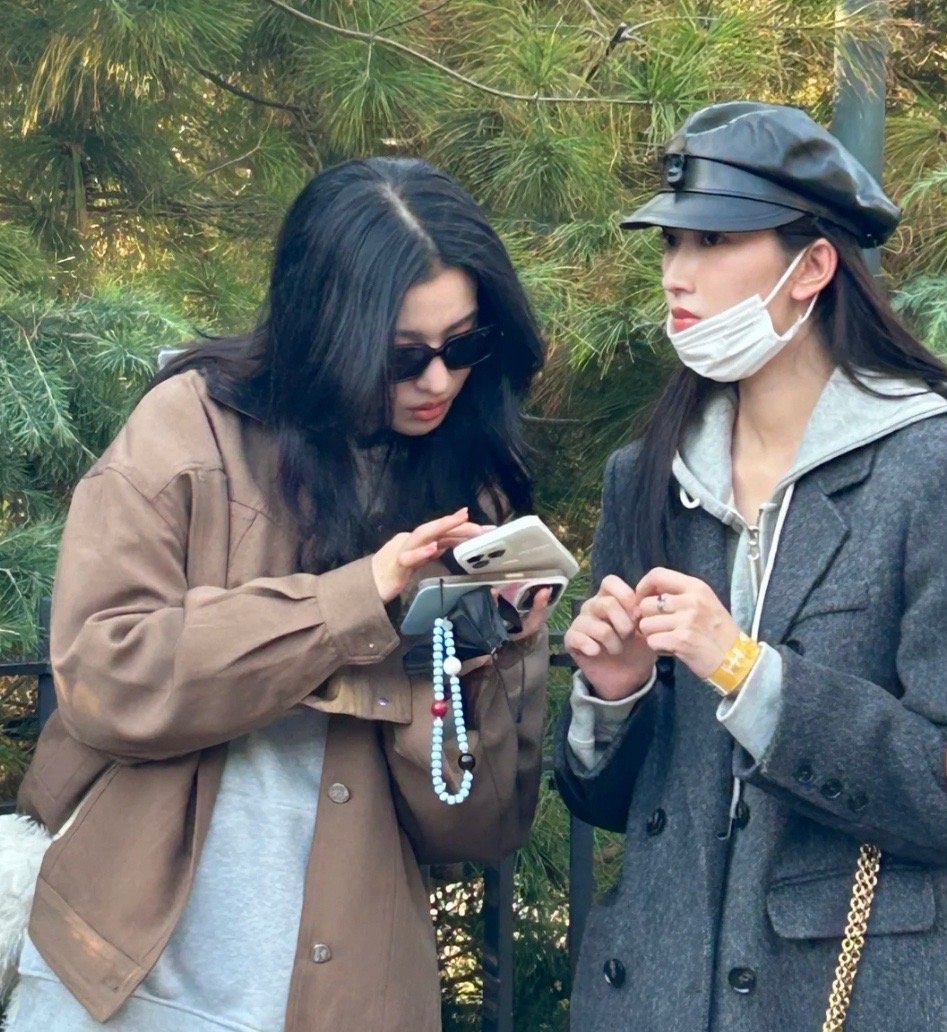 王楚然刘令姿一起去环球影城玩了[女孩儿]嘻嘻[赞]我们天王老姿是闺蜜关系，无语无