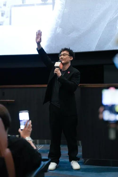 陈奕迅与情绪病的缠斗终于迎来曙光，医生允许停药的消息让人欣慰，却也意外揭开他向母