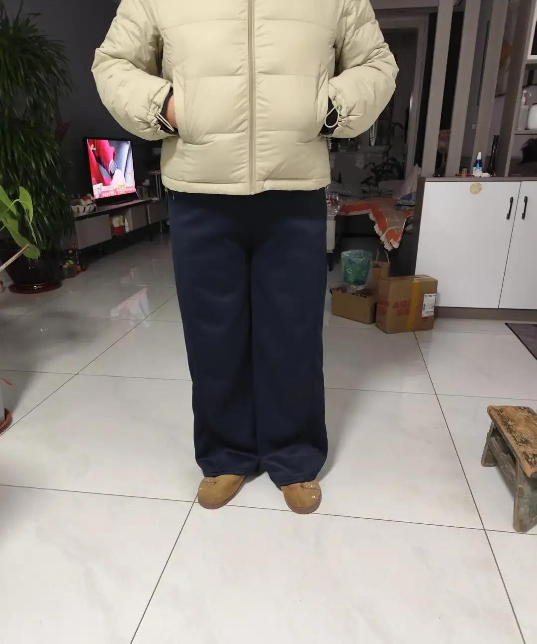 59块加绒阔腿裤到家，一上身我就皱眉，裤腿像两个麻袋。
老公在旁边狂夸显瘦洋气，