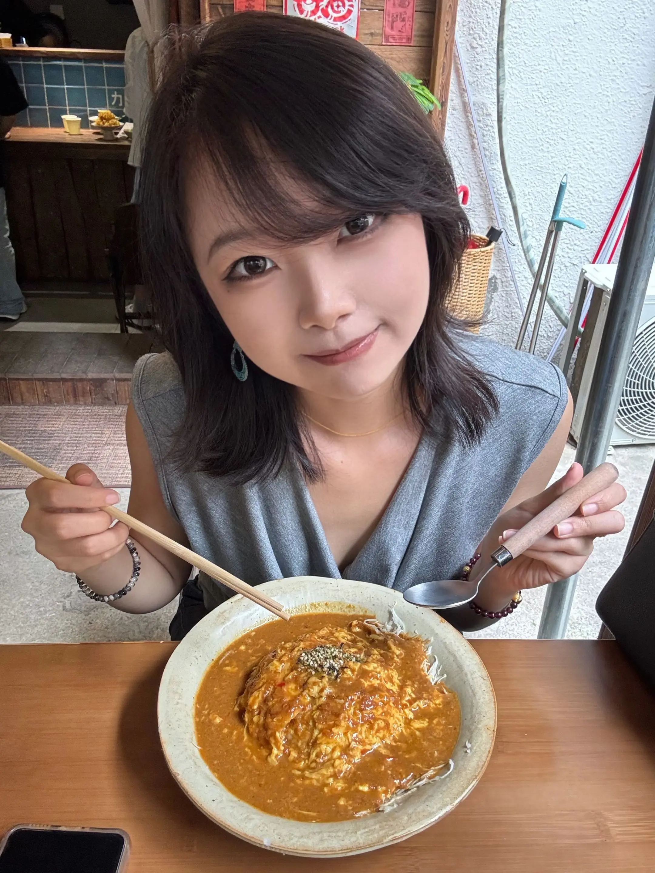 屎是匹燕的崩溃 如果是稀的 那里面便有她的泪滴 如果便秘 那便是大肠还在挽留