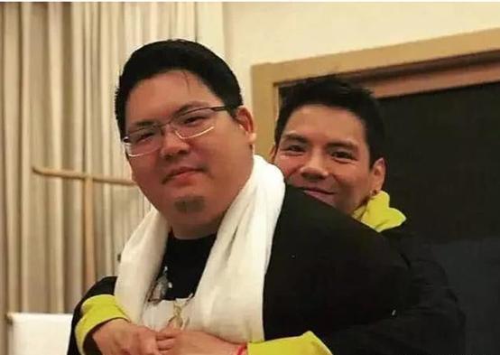 向太绕过“失败的好大儿，通过儿媳扳回一局”，想通过隔代教育弥补遗憾。

向太说，