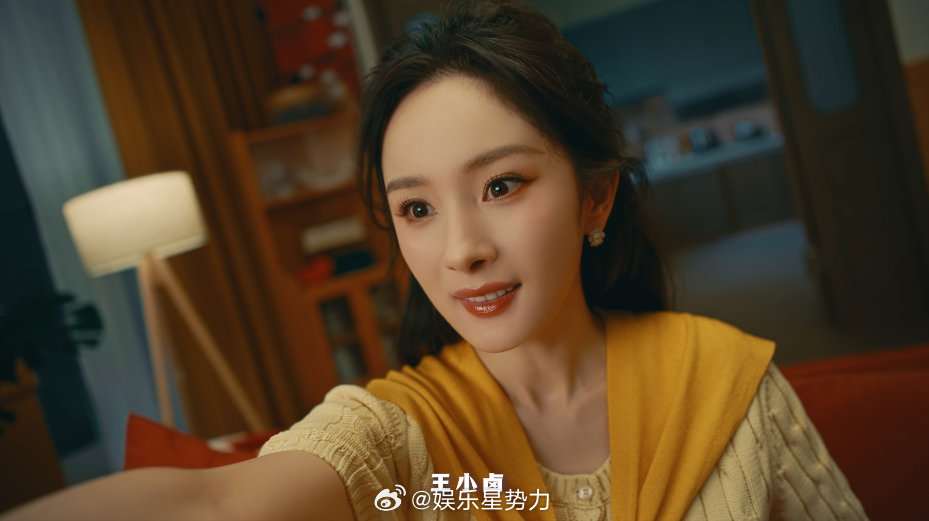 杨幂说还得是你王小卤 杨幂魔性嗦凤爪的样子太上头了！秒脱骨的痛快，肉嘟嘟的满足，