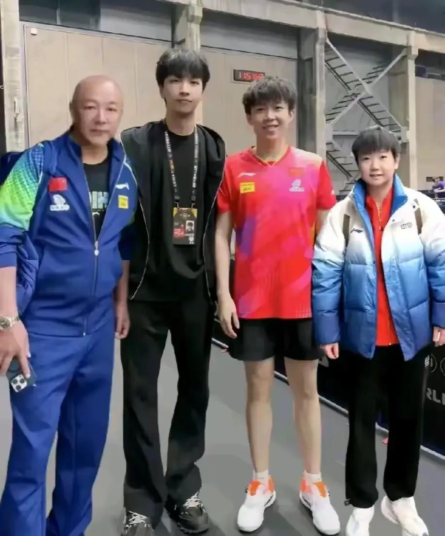 这是肖爸爸带着宝贝儿子追星圆梦了吧
一家四口的温馨
春夏秋冬四季的穿搭
大头和莎