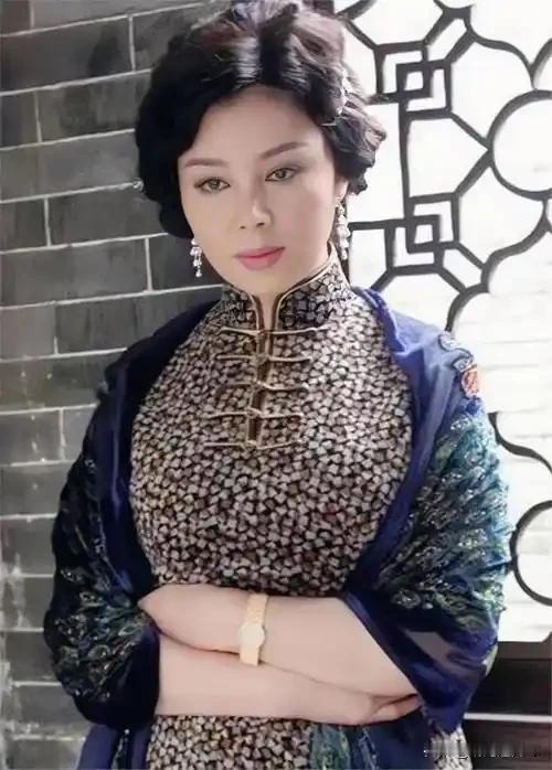 谁能想到，曾经那个抱着21天婴儿、兜里只有几十块钱净身出户的单亲妈妈，如今竟逆袭
