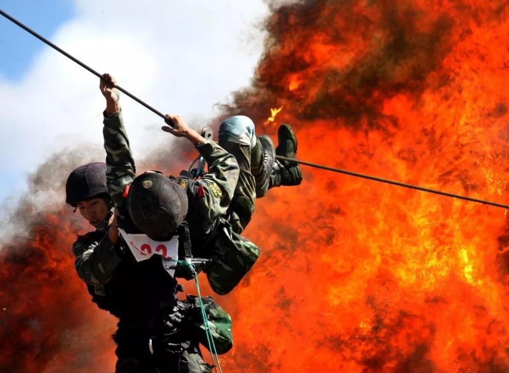 一战折服外军，力压欧美强队！雪豹突击队靠实战封神，硬核装备加持使命无疆。

不张