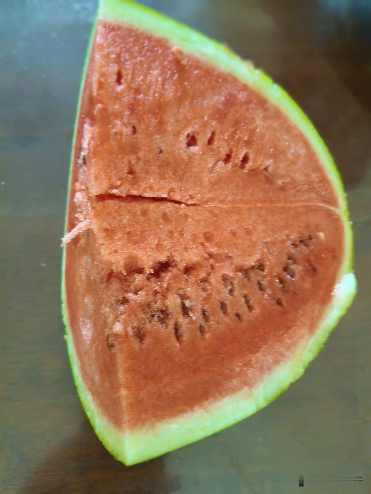 大西瓜为什么比小西瓜好吃？大西瓜比小西瓜好吃！甜！她说。
我说，大西瓜长开了，小