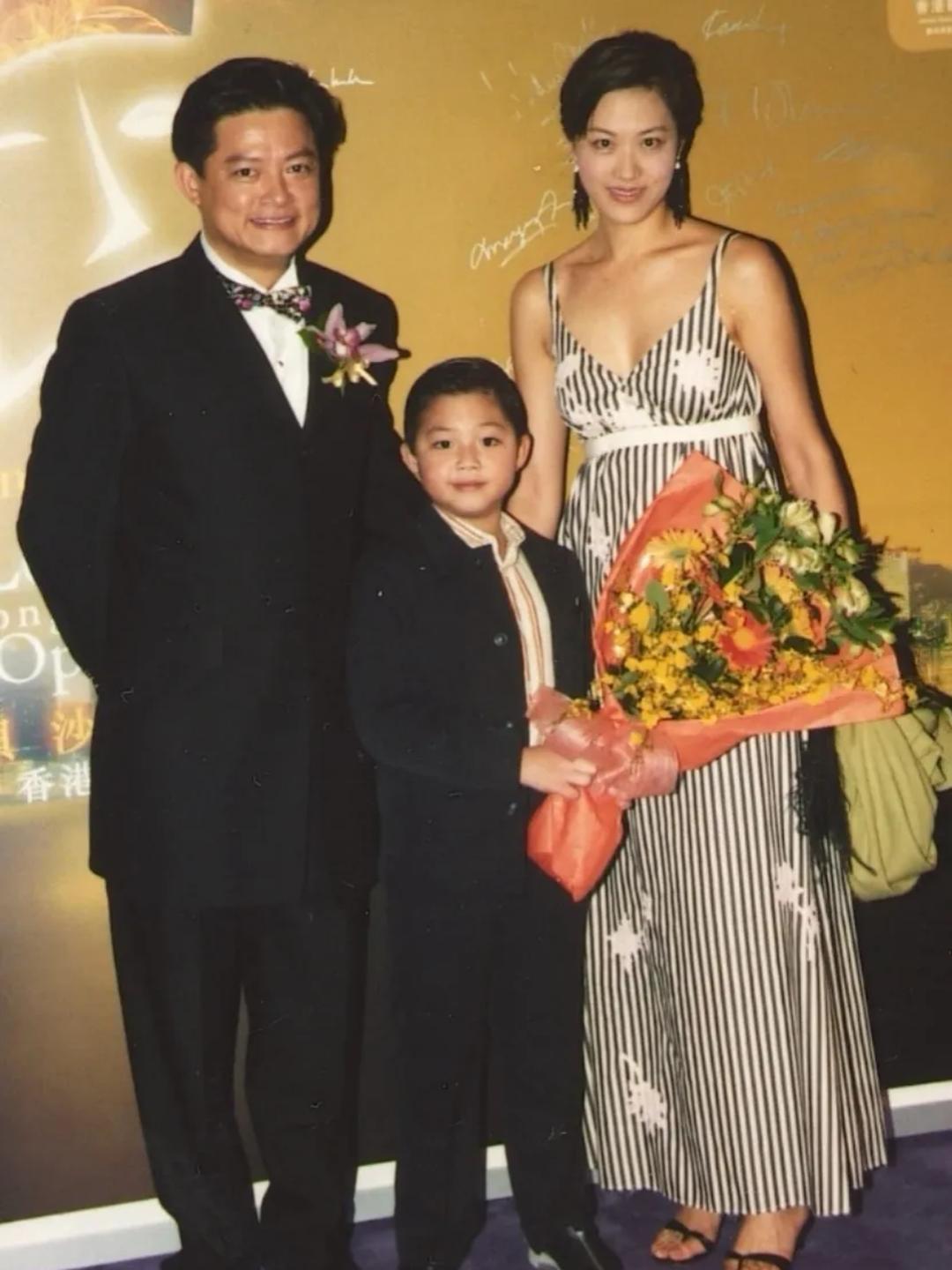 曾经恩爱的一家人，妻子美丽知性、端庄秀丽，儿子英俊潇洒！可他们的婚姻持续26年就