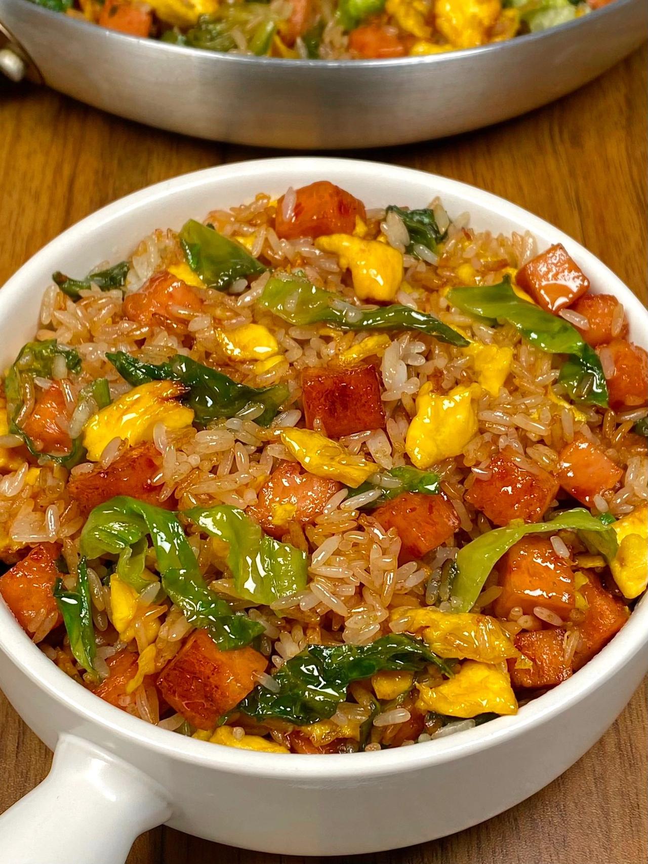 巨好吃的炒饭！我能吃一辈子！！！
家人们，今天做个生菜炒饭，把冰箱里的剩米饭解决