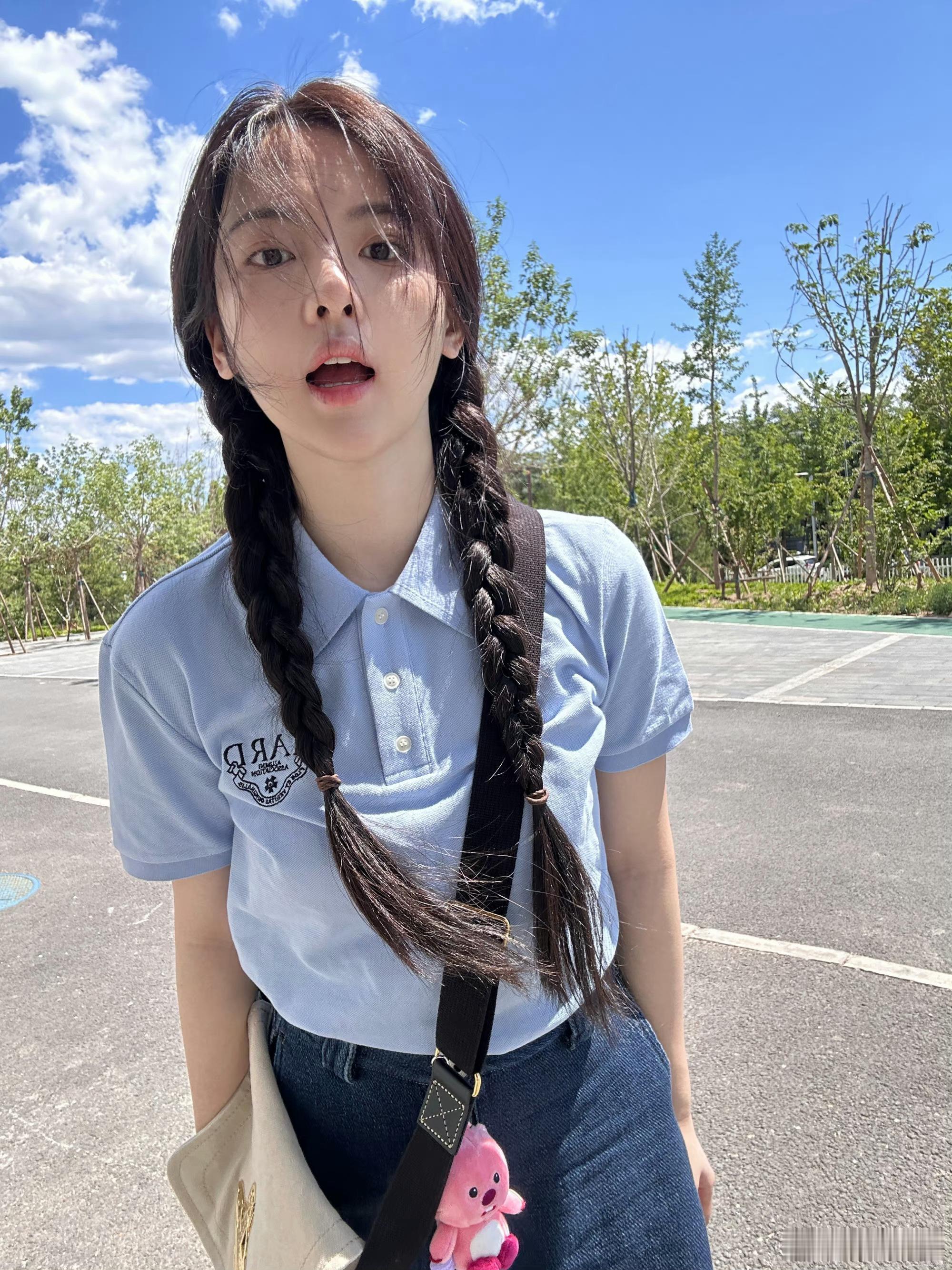 #杨超越初恋女友感#  杨超越校园甜妹妆有初恋女友般的感觉，让人仿佛回到了青涩的