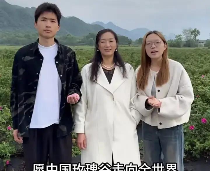 谢浩男妈妈明早九点开播，粉丝刷屏想吃的不想抹脸。

我蹲评论区看热闹，有人喊辣条