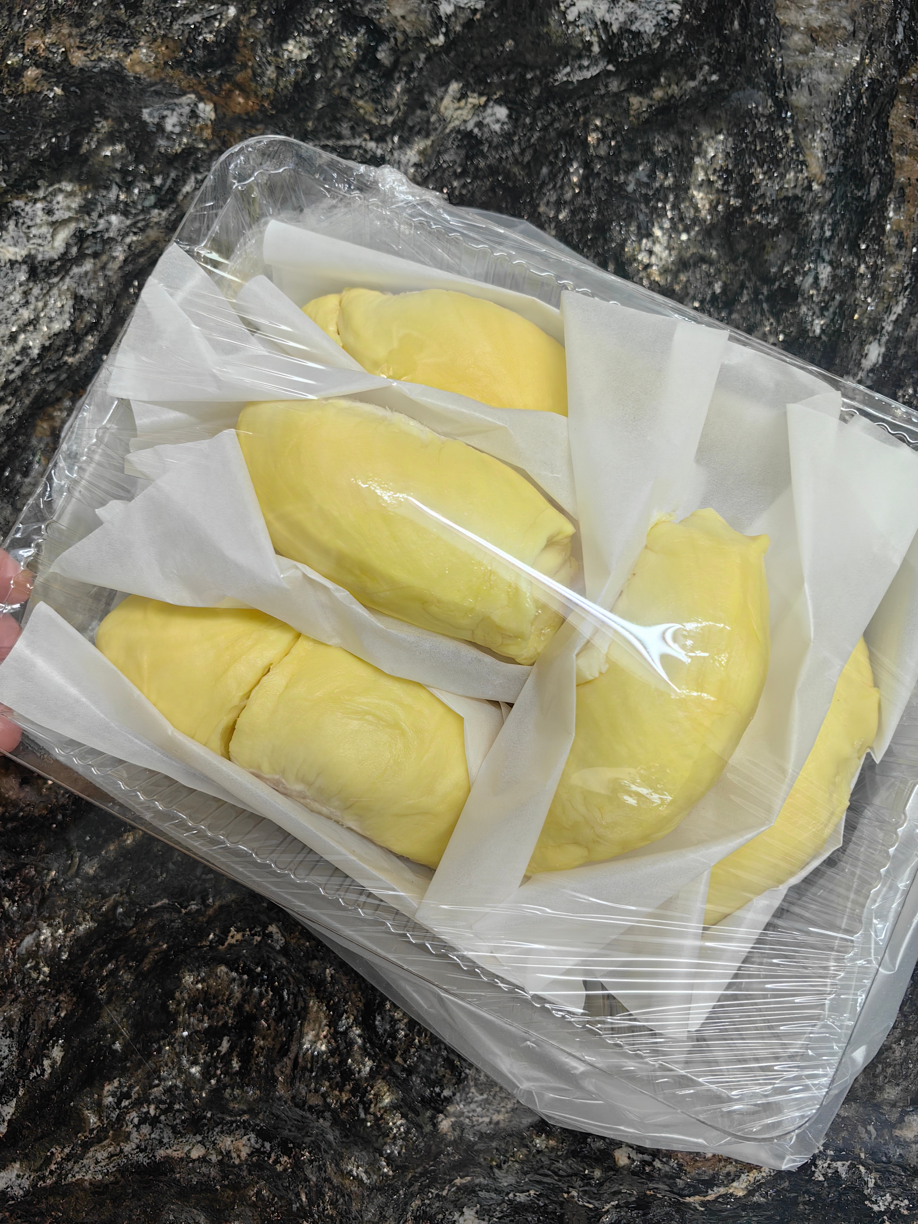 本来熬了杨梅酱打算做杨梅千层关系很好的同事听说我做了饼皮，点了个榴莲送到我家，说