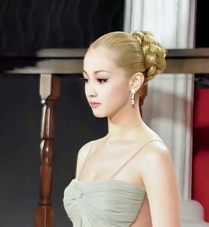 她曾被一些媒体称为 “亚洲第一美人”，在婚前协议里规定，一个月只能过5次夫妻生活