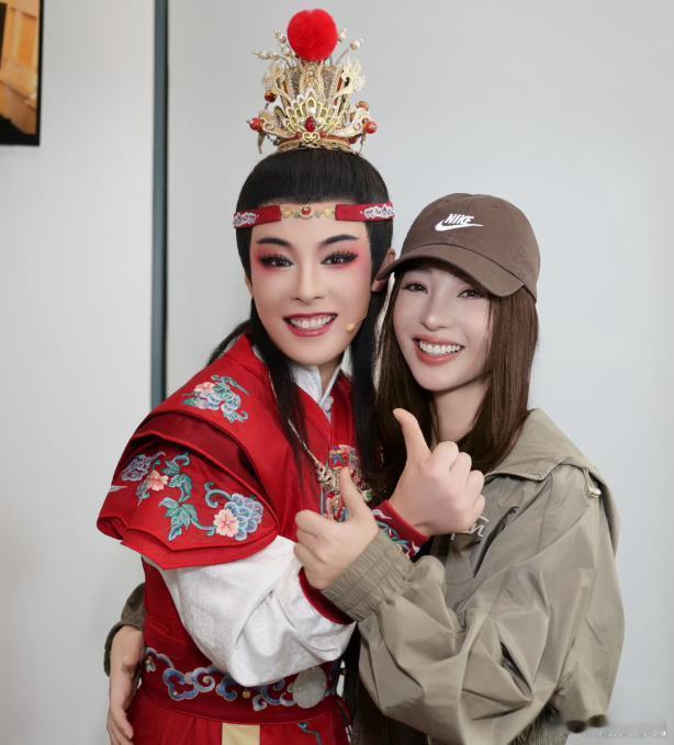 女神柳岩晒出去看陈丽君《我的大观园》舞台剧。称舞台上闪闪发光的你，灯光 、音乐、