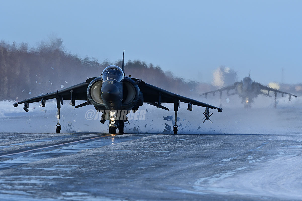 雪中滑行的AV-8B 
