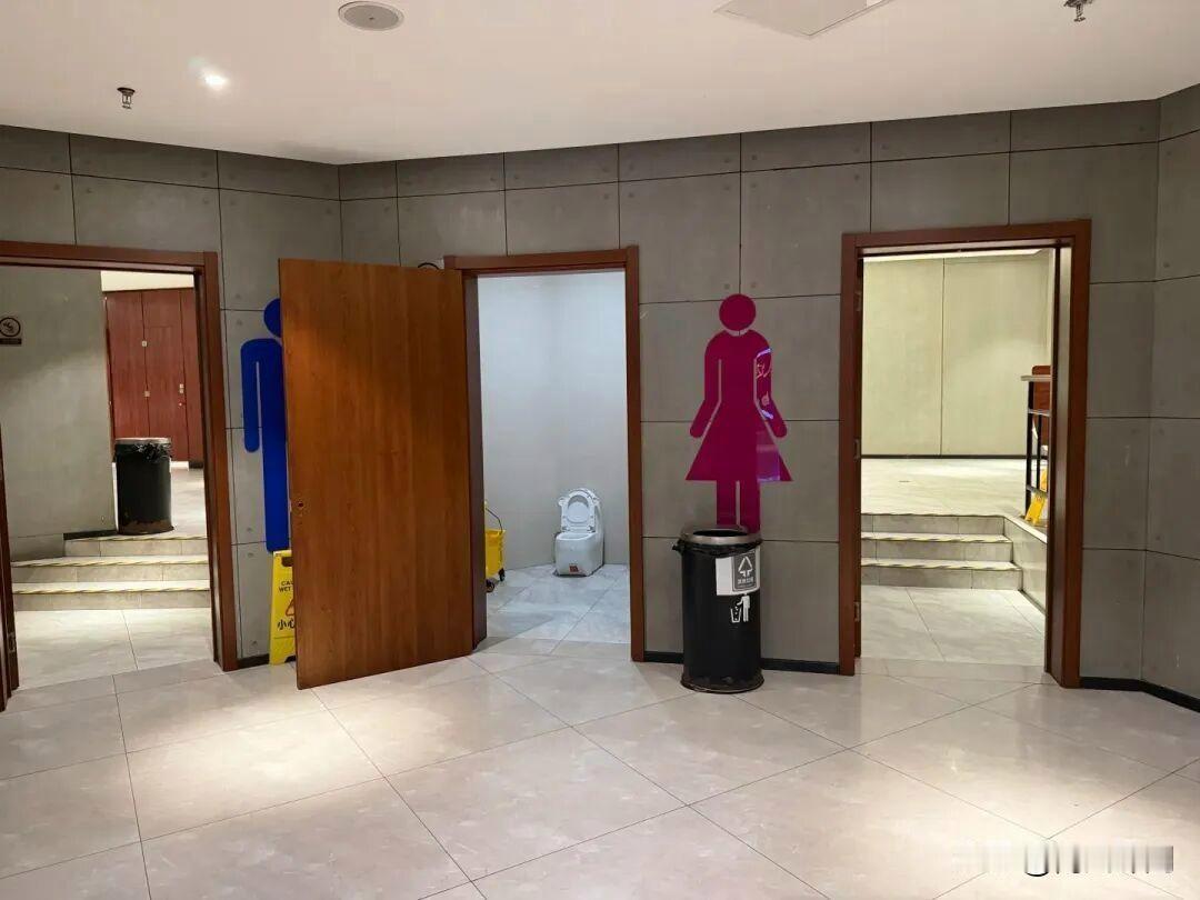 近日，有网友在杭州某商场影城的女卫生间里，发现了一个标着“男童专用”的小便池，尺