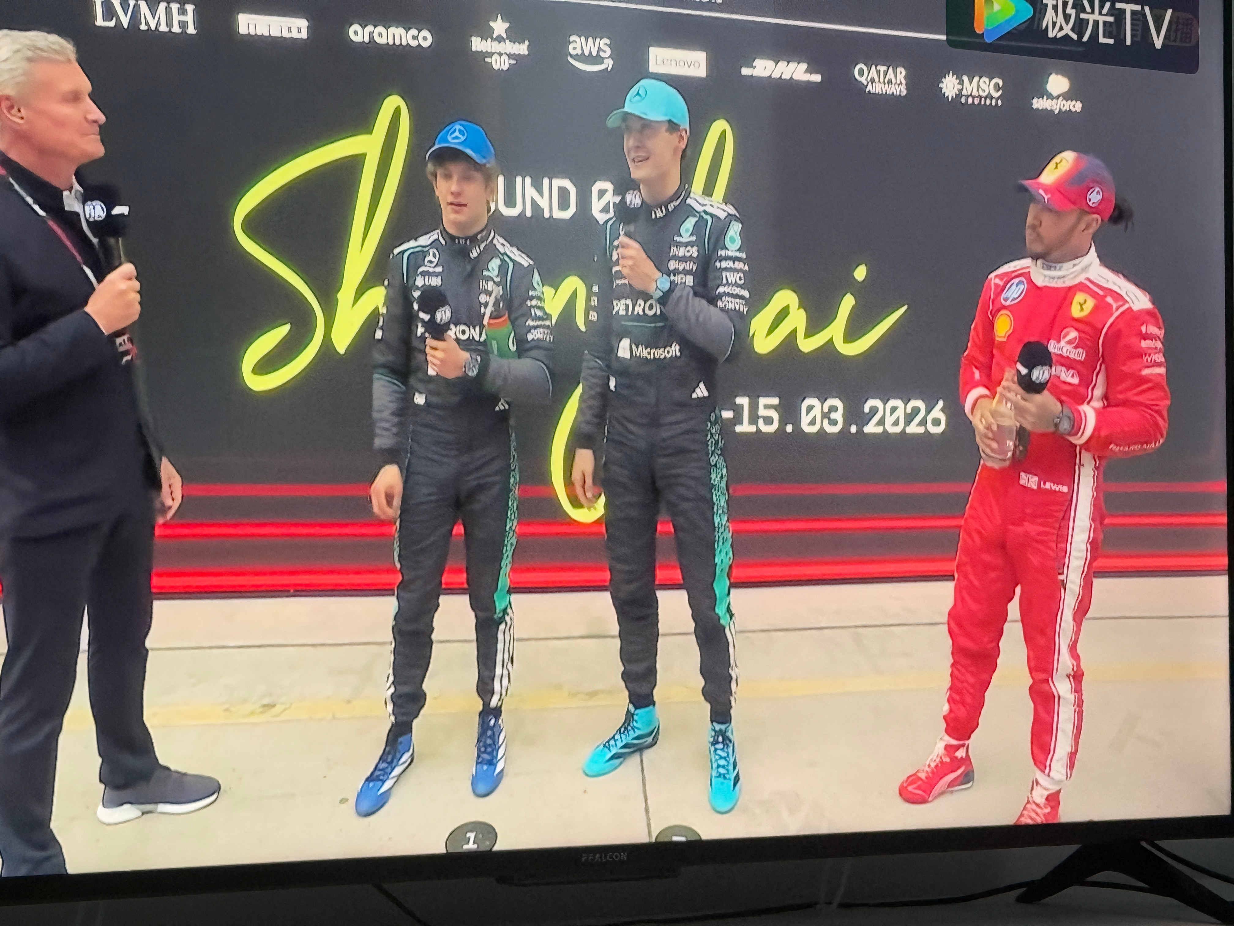 小Kimi拿下了职业生涯的首冠！🏆拉塞尔第二，汉密尔顿跟乐扣缠斗了半天守住了第