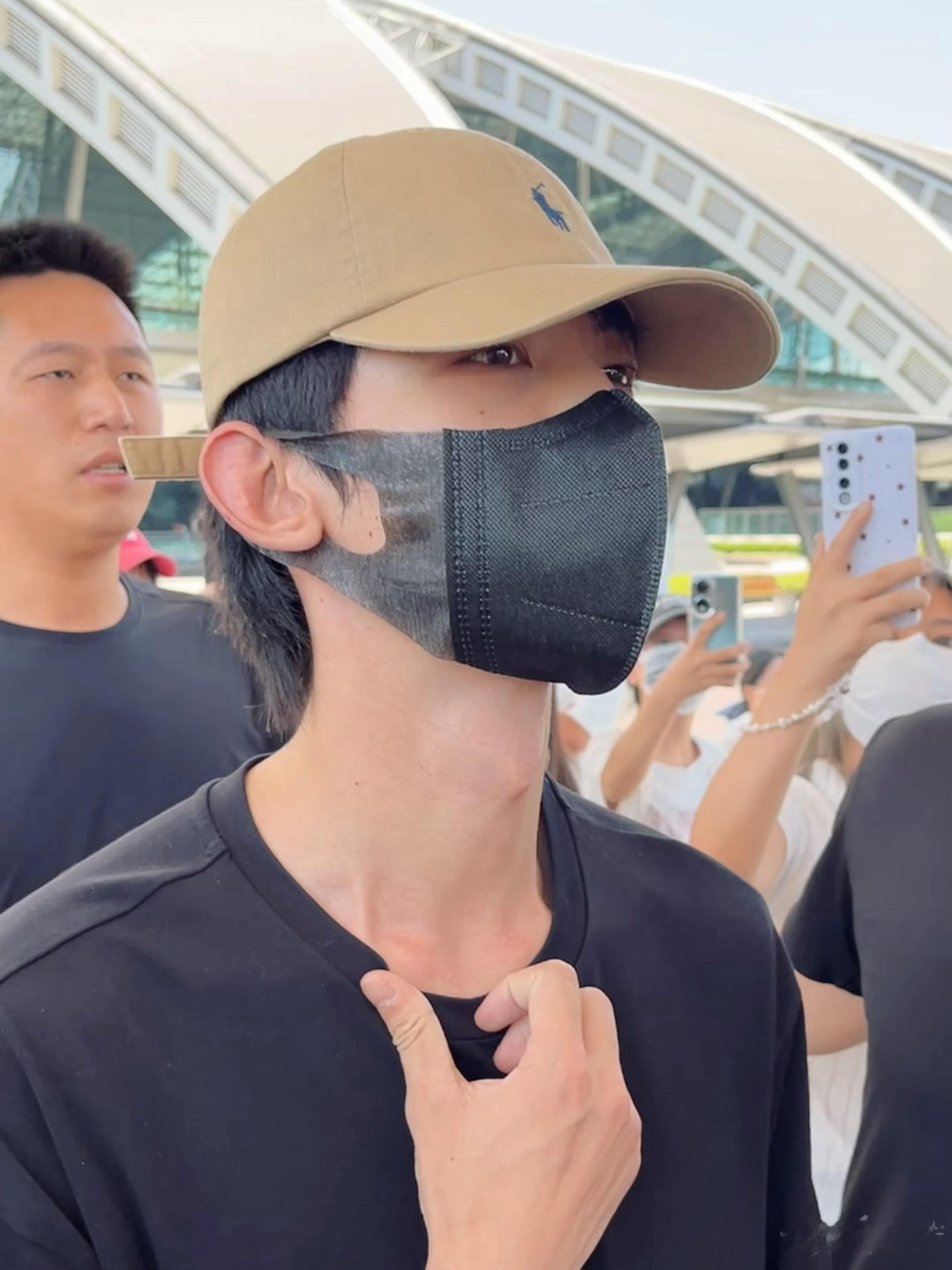 我有恋喉结癖我有恋青筋癖我有恋黑t癖。。 