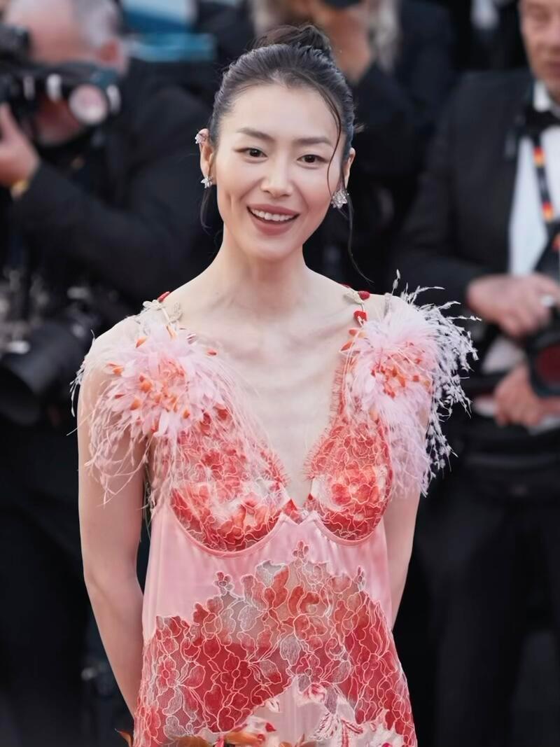 长相虽然不是绝美，但是属于耐看的类型，很有东方美！