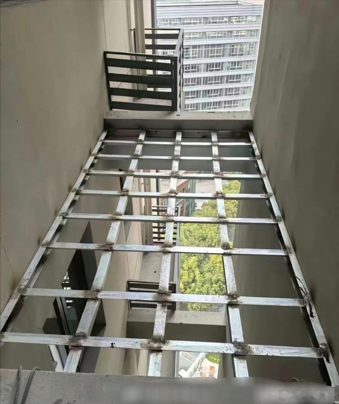 见过胆大的，没见过这么胆大的，难道是坐在上面喝茶聊天？？ ​​​