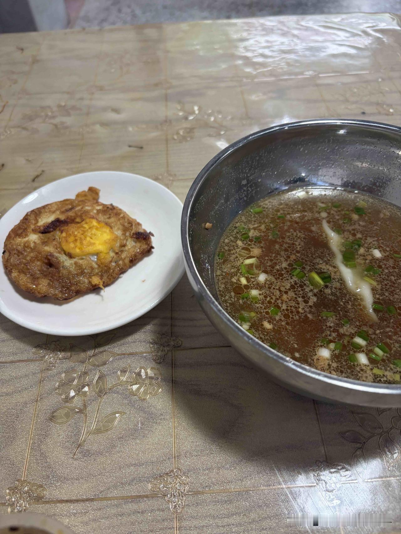 没想到中秋节也能成为涨价的理由？昨天早上去吃早餐的时候，习惯性的点了一个煎鸡蛋，