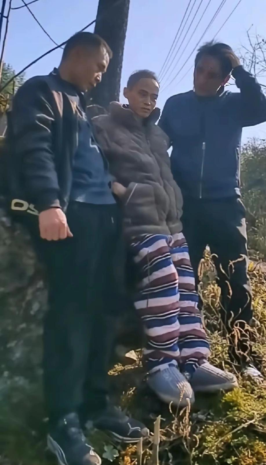 刷到这个视频，真的鼻子一酸，眼泪差点没忍住。
 
肝癌晚期的他，被朋友搀扶着，一